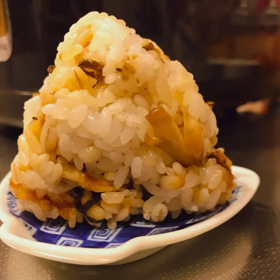 Snapdishの料理写真:舞茸と塩昆布のおにぎり🍙 前回作って美味しかったのでリピート😋 舞茸と塩昆布を炒めて後からご飯もON❣️ 双方の旨味がぎゅーっと詰まってます🥰🍙💕|めぐぐさん