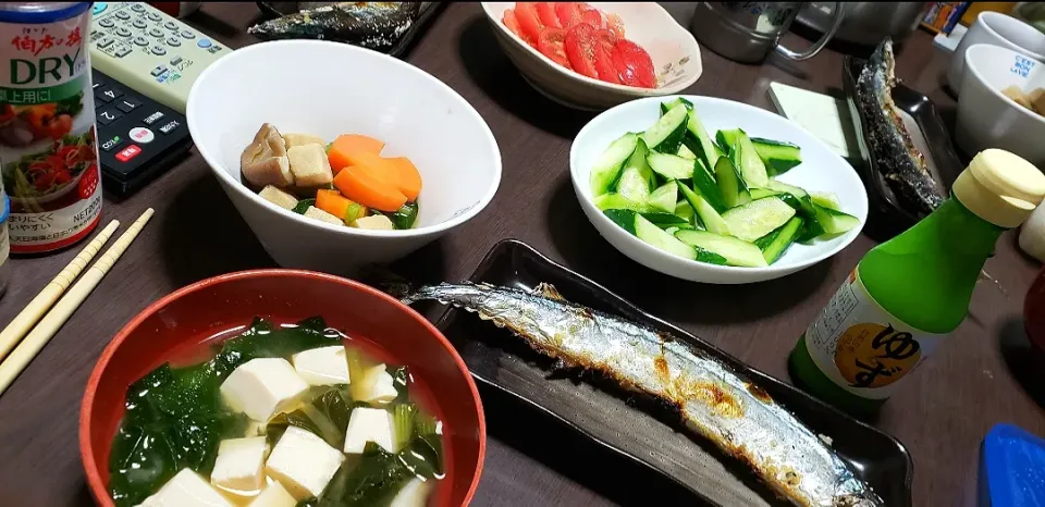 今夜の夕御飯　サンマの塩焼き　きゅうり&トマト　高野豆腐と小松菜、人参の煮物　とうふとワカメと小松菜、椎茸の味噌汁|ミチルさん