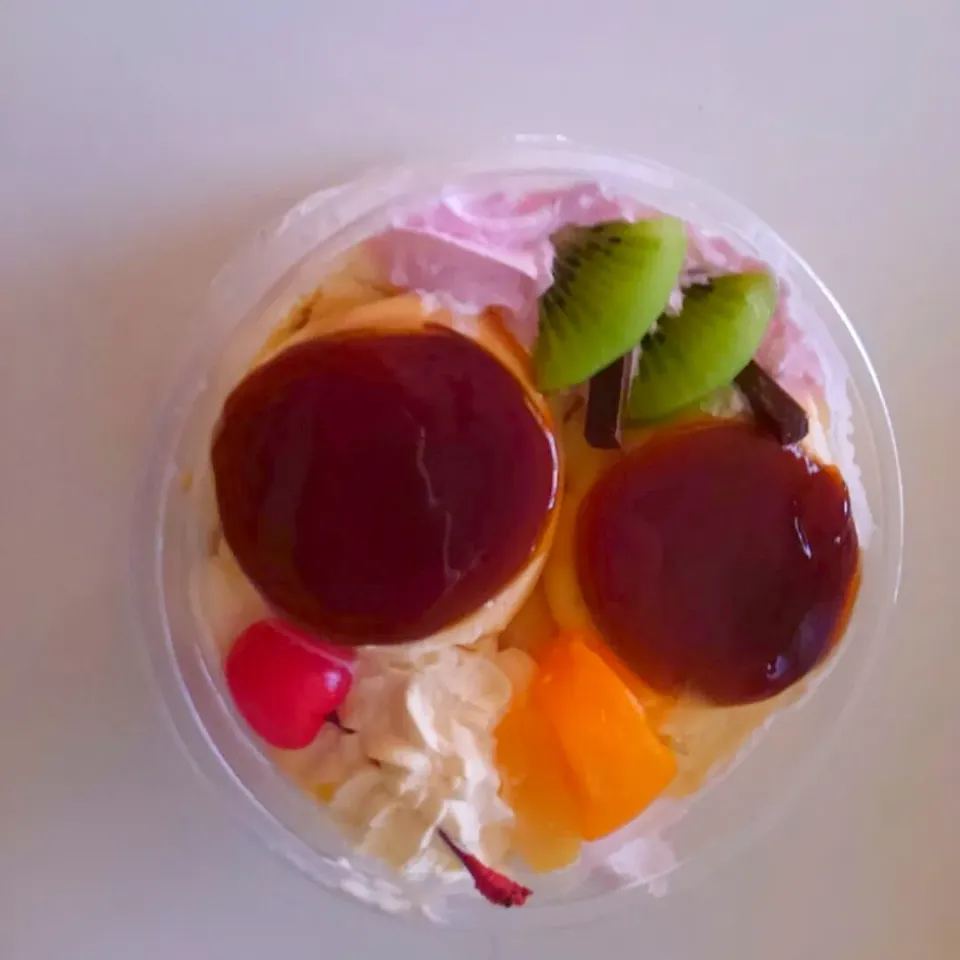 🌈スーパー💞で買ったプリンアラモード🍮🍓🥝|内藤ひろみさん