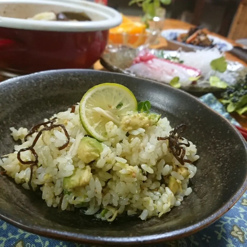 めるぼさんの料理 白だしごはん ｄｅ  アボ塩昆布の混ぜこみご飯🍚🥑🥢with lime 🥝〜♪♪|とまと🍅さん