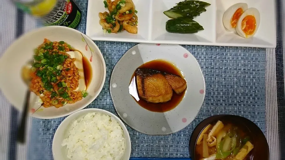 ★小料理屋ちえこ  お品書き★
☆鰤の照り焼き
☆キムチ納豆豆腐
☆小鉢(左から)鶏皮ポン酢*キュウリの糠漬け
白だし半熟卵
☆大根と油揚げのお味噌汁
☆strongzeroｸﾞﾚﾌﾙ|☆Chieco☆さん