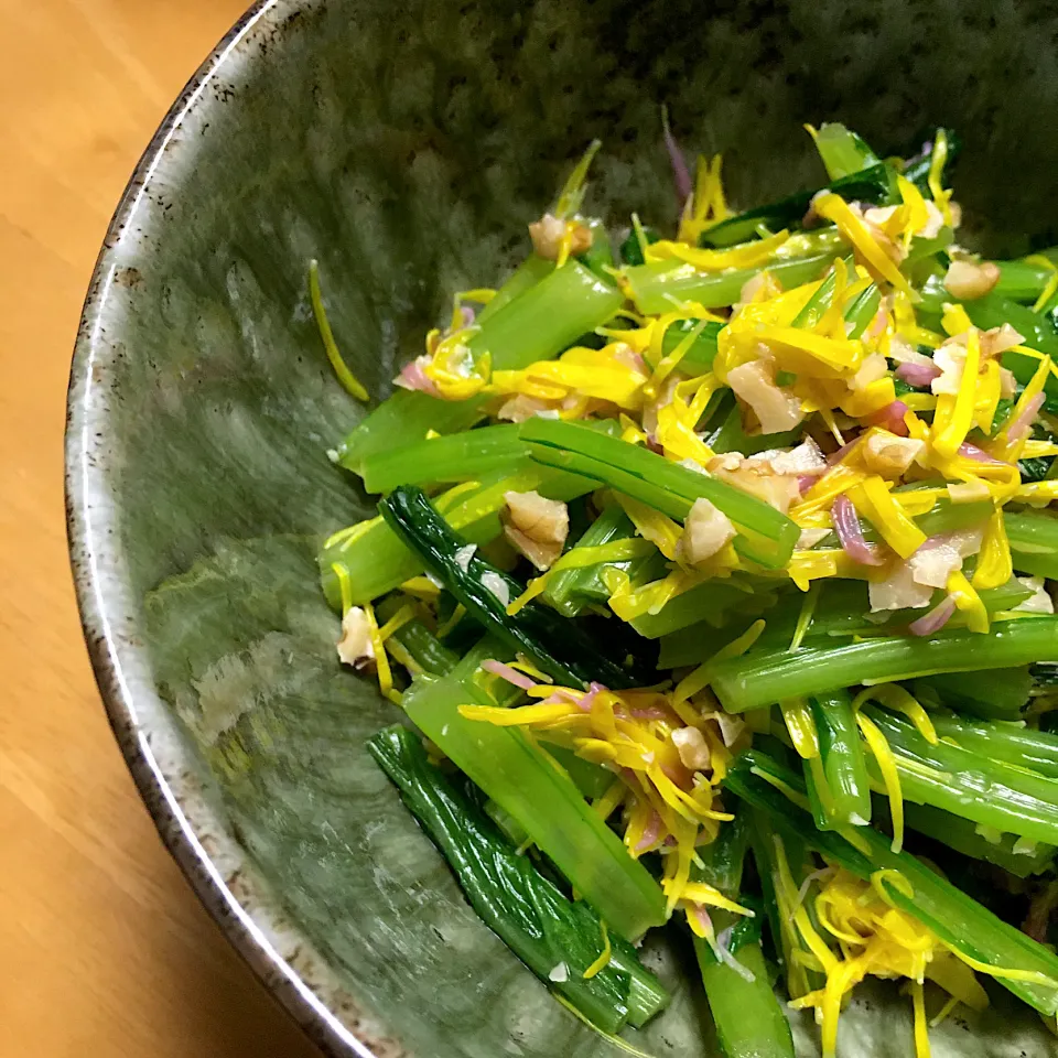 秋の香り🍁🍂　　　　　　　　　　もってのほか(食用菊)と青菜のお浸しに刻んだクルミを混ぜ込みました|Yu Yu mamaさん