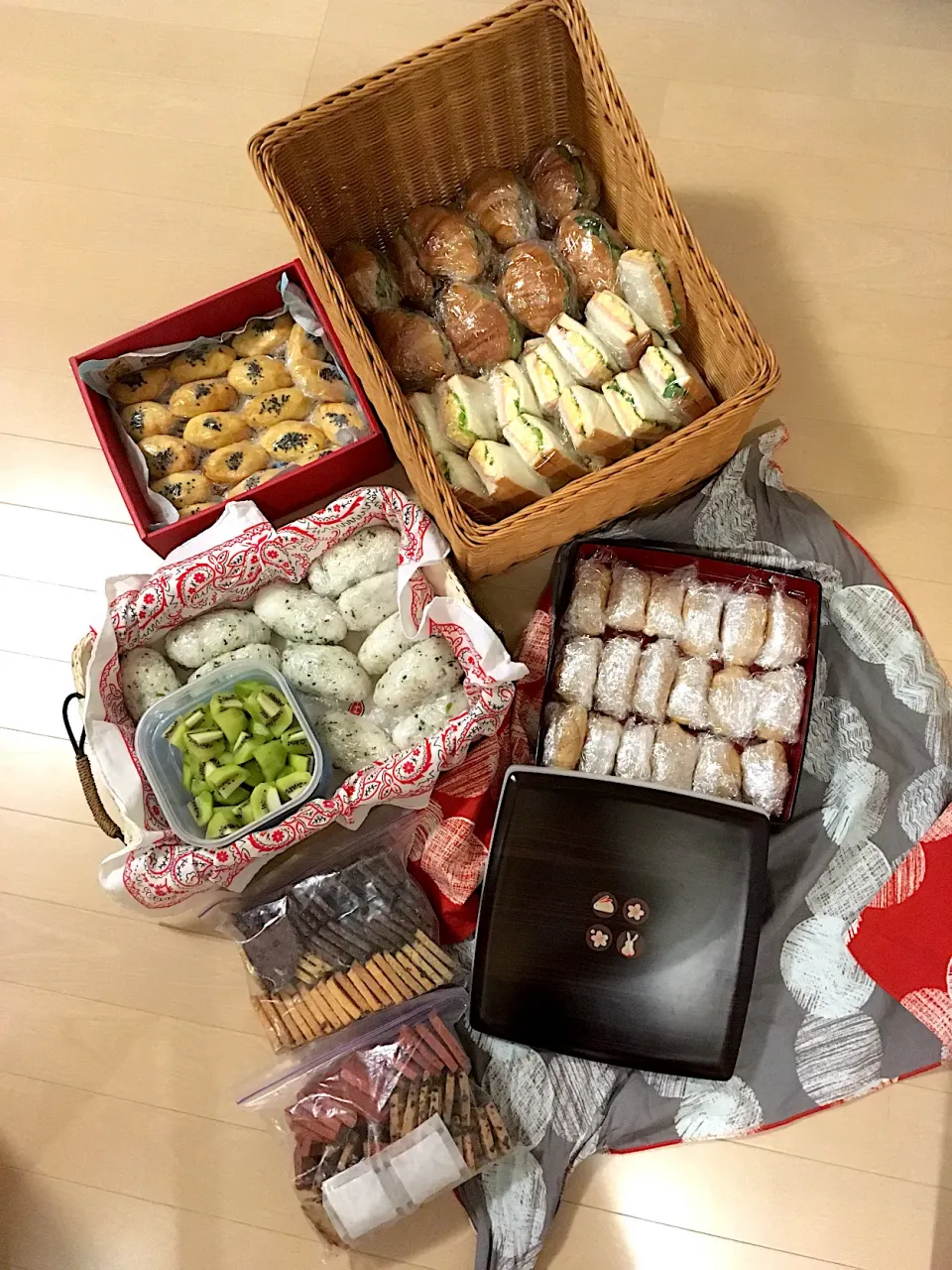 試合応援お弁当9人分🍙ウインナーおにぎりとハムたまごサンドイッチ🥪、おいなりさん、キウイ🥝、スイートポテト、クッキー4種|さくたえさん