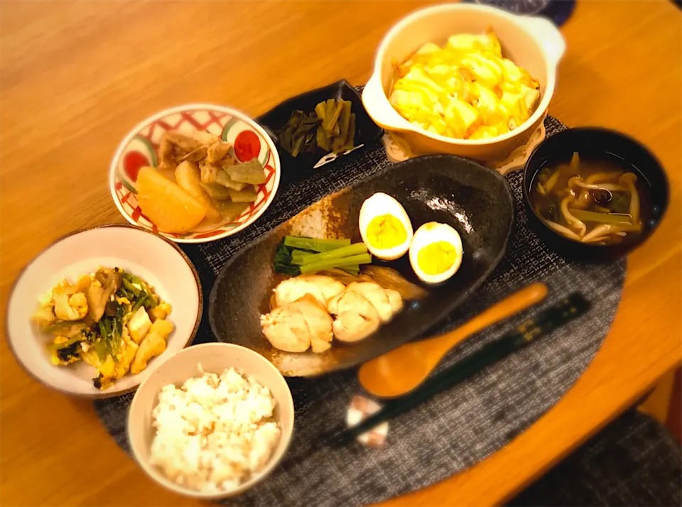 鶏むねチャーシュー　煮卵　明太マヨ豆腐グラタン　大根豚バラ蒟蒻煮物　小松菜豆腐炒め　きのこ汁　野沢菜|nana 🍅さん