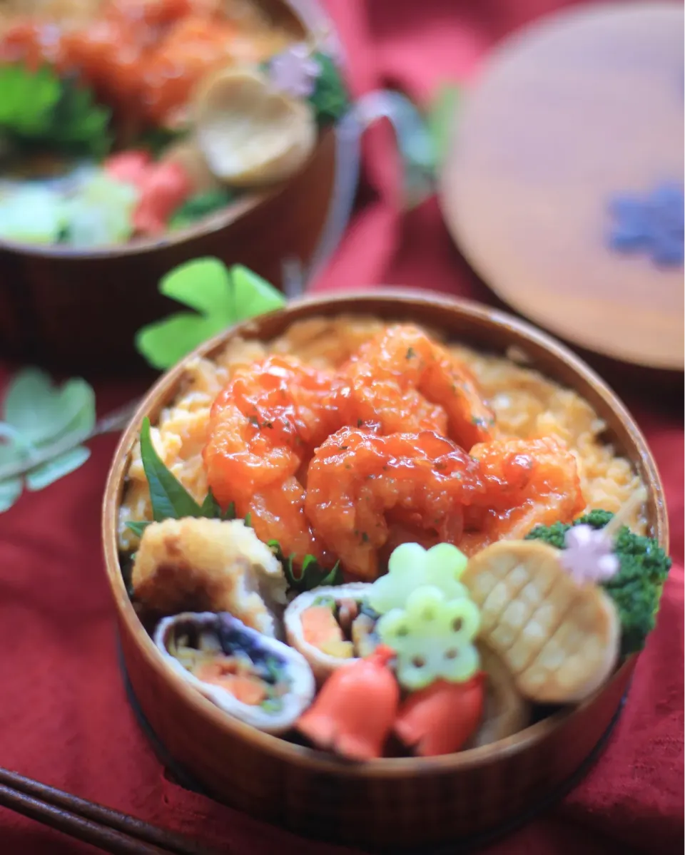 Snapdishの料理写真:ふわふわたまごにエビチリのっけ弁当🧡|ゆいか＊さくママさん