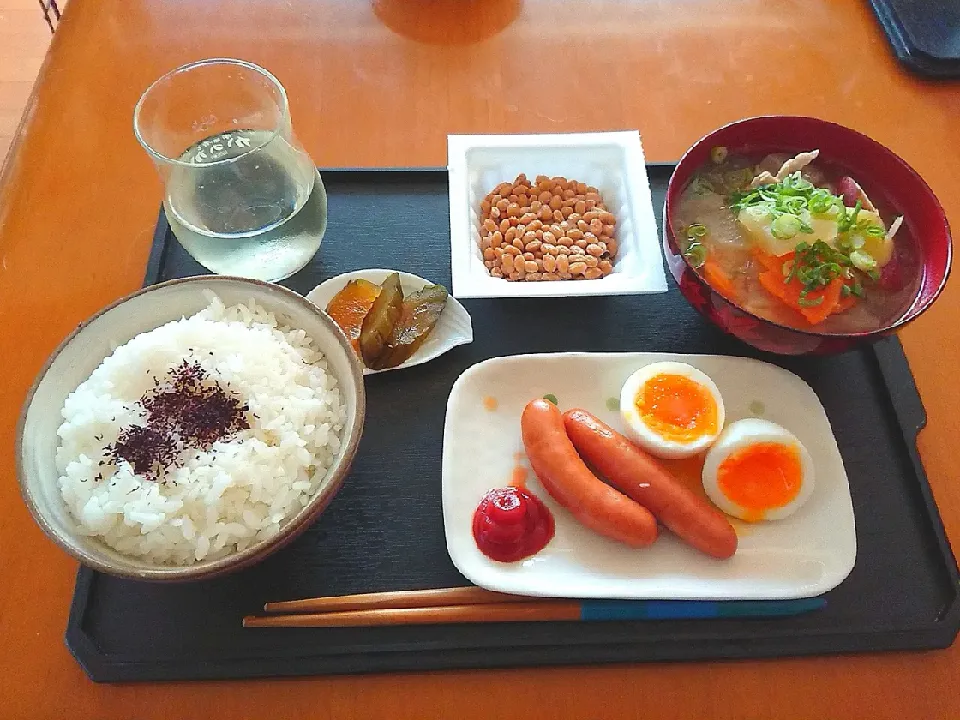 豚汁  半熟卵とボイルウインナー  納豆  奈良漬 オレンジ酢 ゆかりご飯🍚|chikakoさん