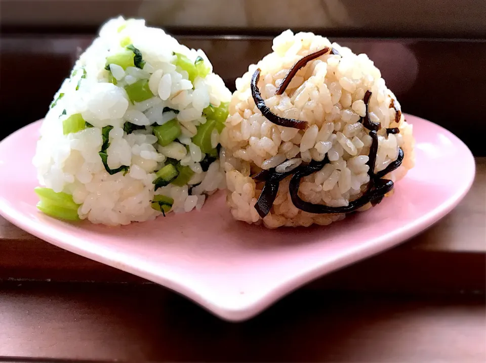 Snapdishの料理写真:大根葉と昆布のおにぎり🍙💕|めぐぐさん