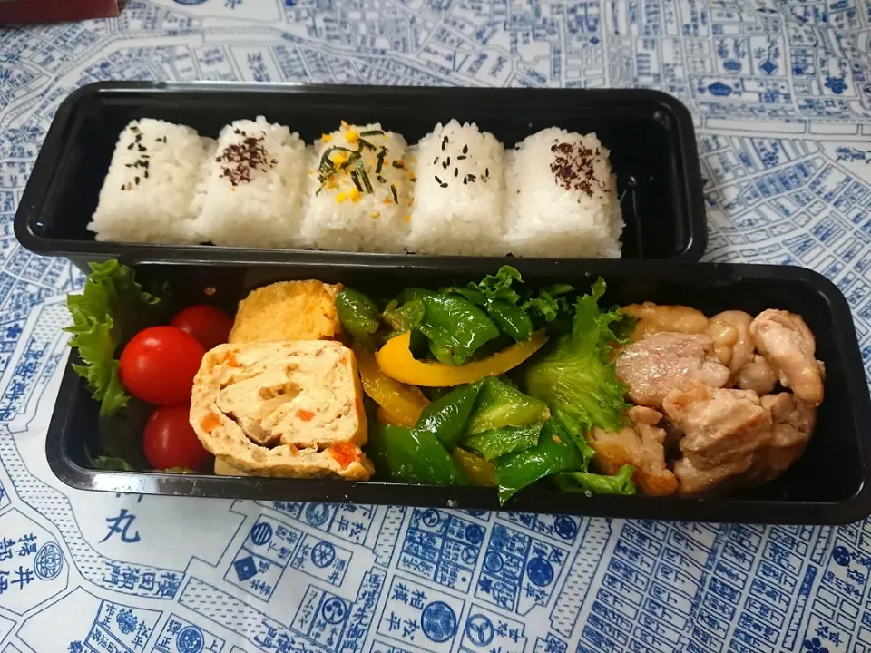 Snapdishの料理写真:🍱鶏肉のマヨポン焼き弁当🍱

🐔鶏肉マヨポン焼き
🥚五目卵焼き
🍀ピーマン＆パプリカ炒め
🍅プチトマト|クロ母さんさん