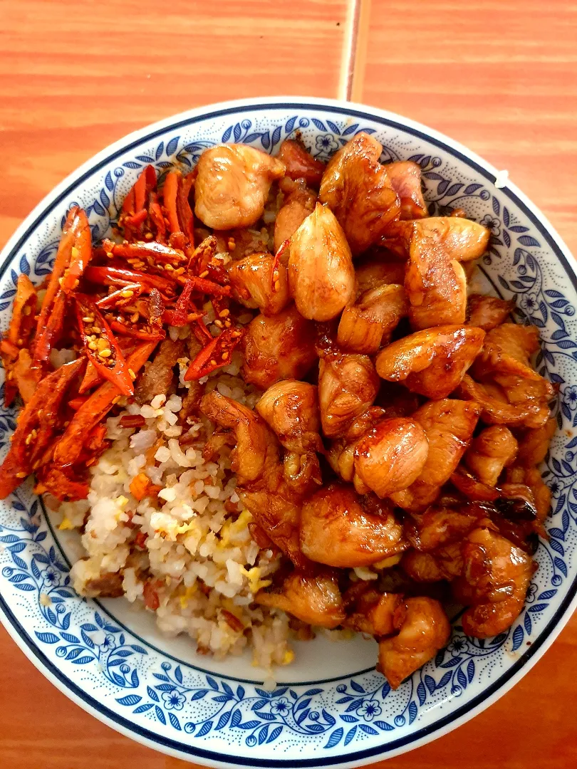 Thai fried rice and sweet chicken.|Fatpandaさん