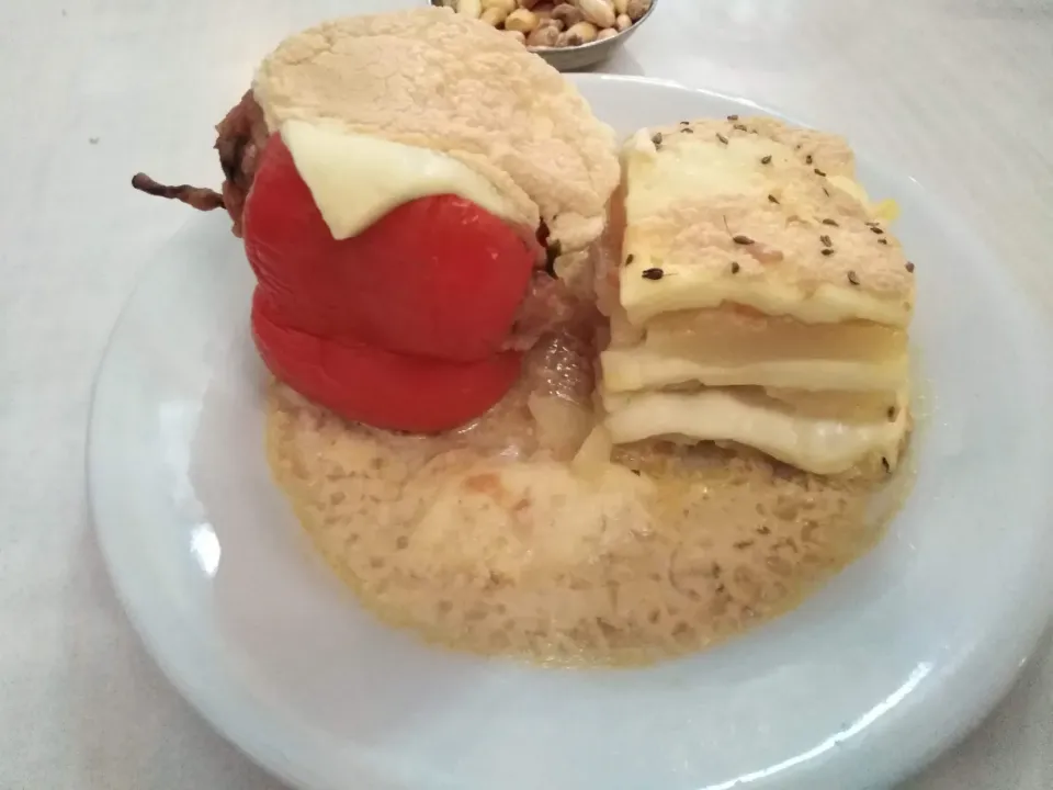 Snapdishの料理写真:Rocoto relleno de carne picada con pastel de papa|justo romeroさん