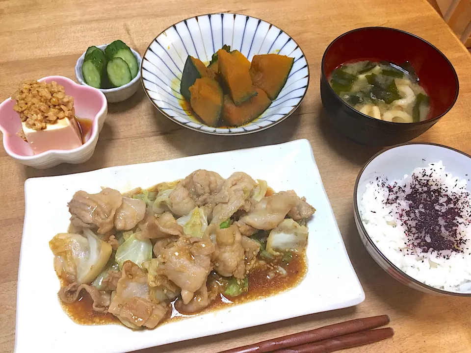 Snapdishの料理写真:豚肉とキャベツのオイスター炒めと、カボチャの煮物🎃|かおちゃんさん