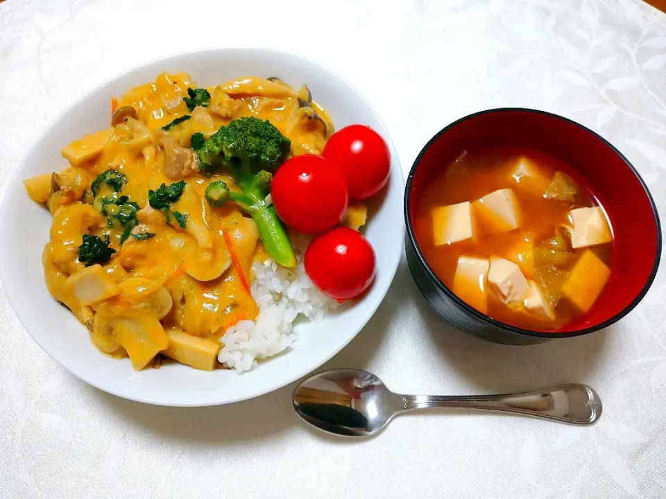 Snapdishの料理写真:10/28の夕食
シチュー オン ライス
豚肉とたくさんのキノコとトマトで～🍽️

菌活🍄
風邪😷が流行ってきてますね。

免疫力を高めてくれるというので
意識して食べています🙋|卯月さん