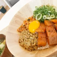 Snapdishの料理写真:サーモン漬け丼🙂|あやさん