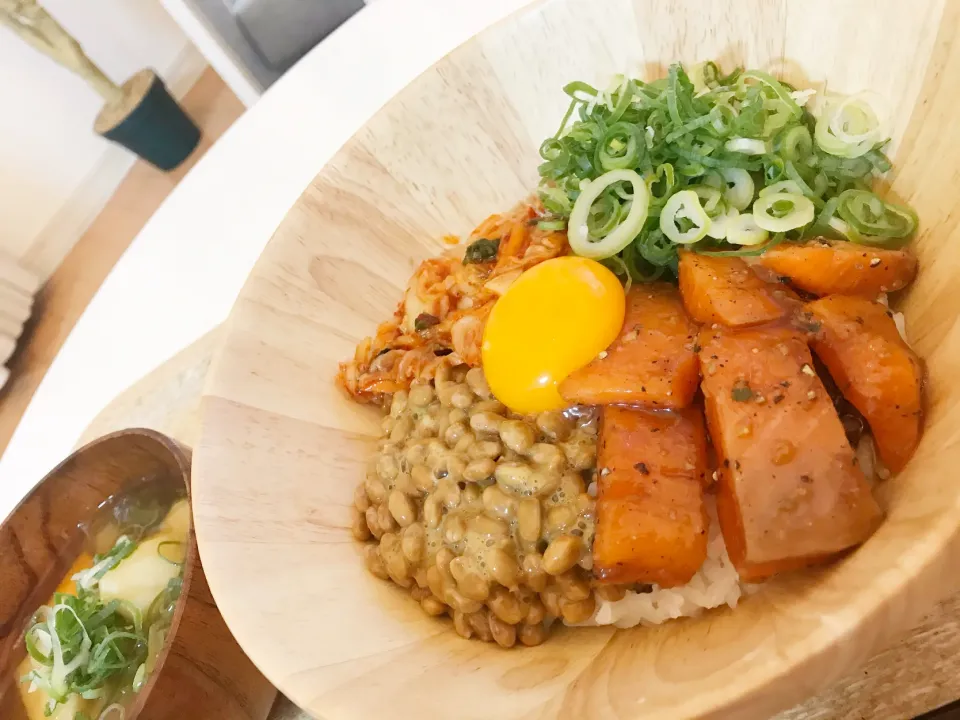 Snapdishの料理写真:サーモン漬け丼🙂|あやさん