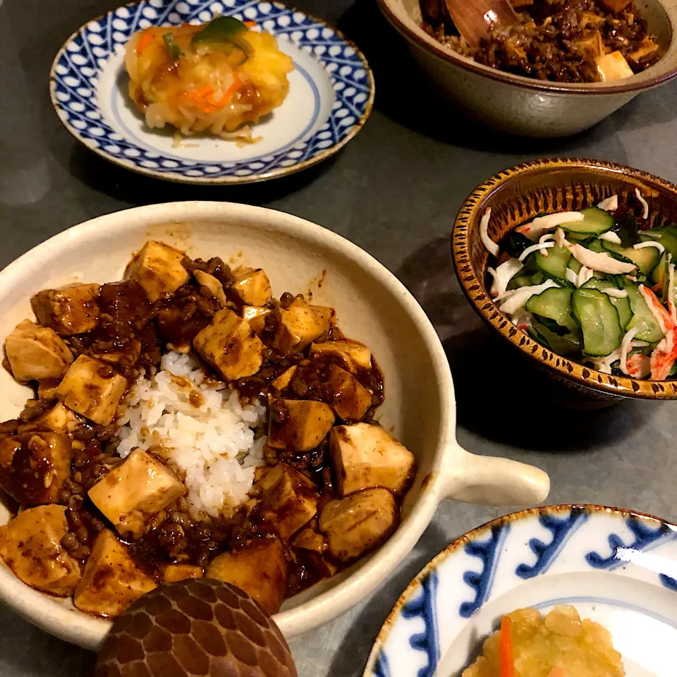 Snapdishの料理写真:黒麻婆豆腐丼、きゅうりとカニカマ・海藻の酢の物、鯖南蛮（買った）|nao子さん