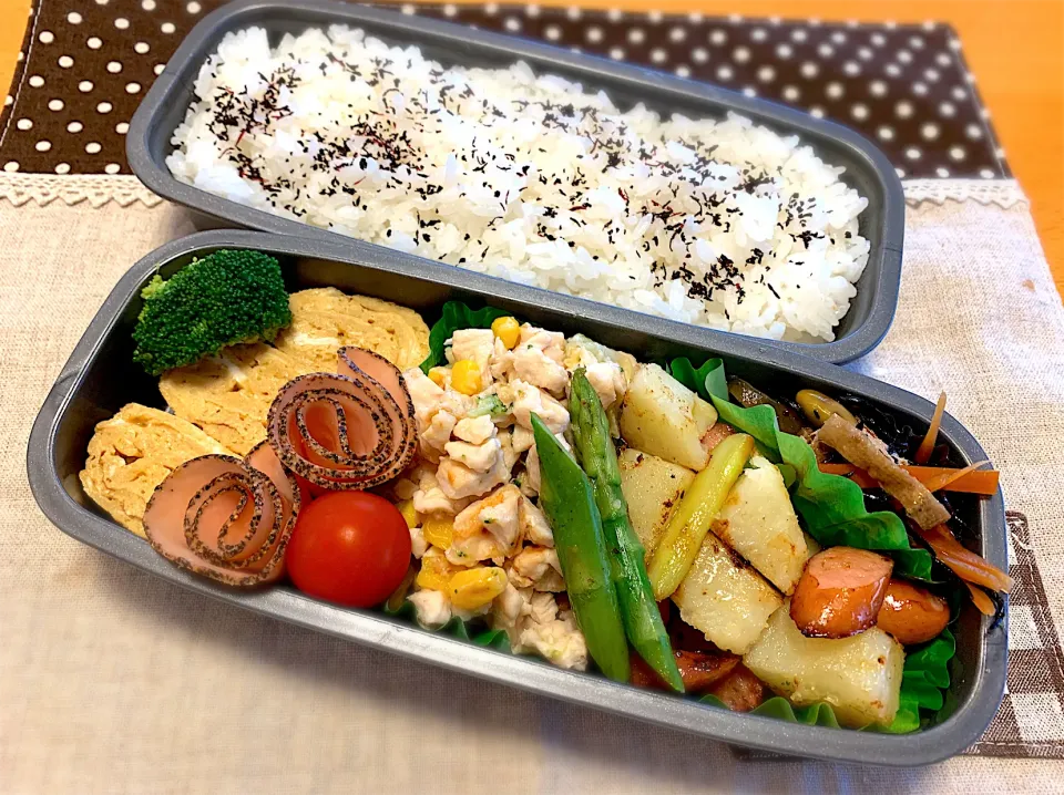 鶏むねザクバーグ失敗😅ポテトウインナーコンソメ🍟卵焼き🍳きんぴら🥕ハム🌀アスパラ😊🥦🍅🍚|あやこさん