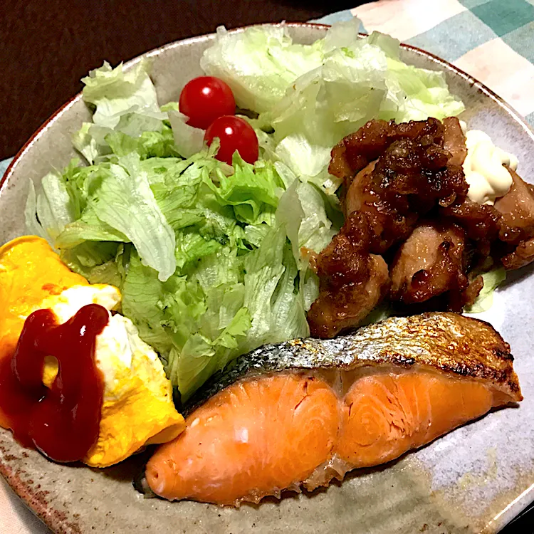 昨日の残り物プレート 唐揚げ、焼鮭、オムレツ、サラダ|純さん