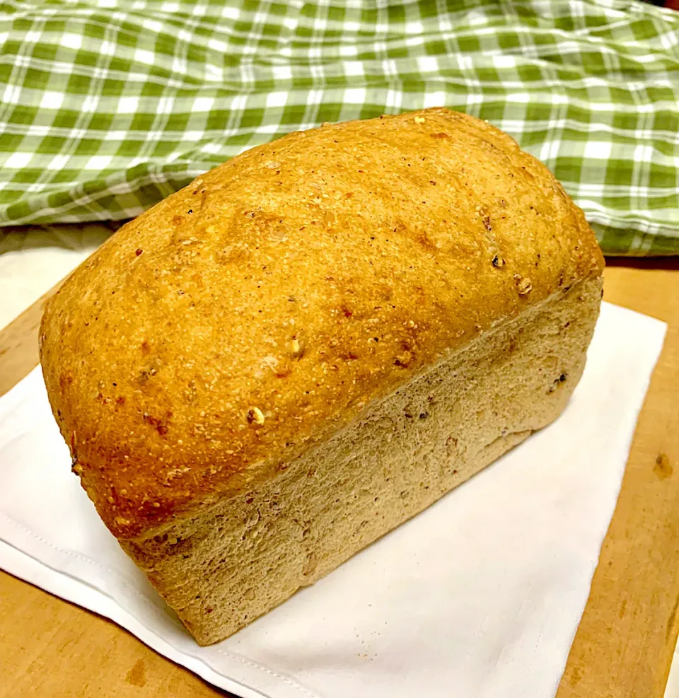 Soft and Bouncy Tangzhong Method Multigrain Sourdough Sandwich Bread|gonbenさん