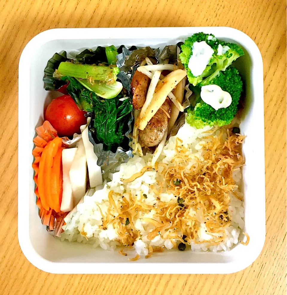 今日のお弁当！ちりめん山椒ご飯　浅漬け　ブロッコリー　小松菜のお浸し　ミニトマト　エリンギともやしとウインナーのスパイシー炒め|walnutさん