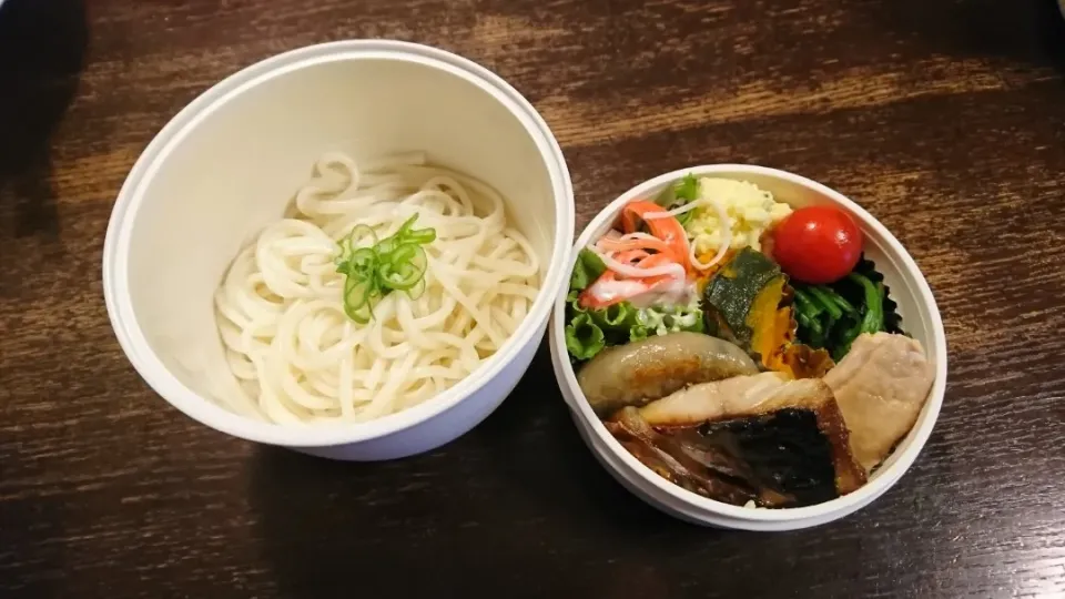 本日のお弁当(*^_^*)
・冷や麦(
・焼き鯖
・ニラ饅頭
・ほうれん草のおひたし
・かぼちゃ煮
・ポテトサラダ等

雨ですねぇ～(￣0￣)|しーPaPaさん