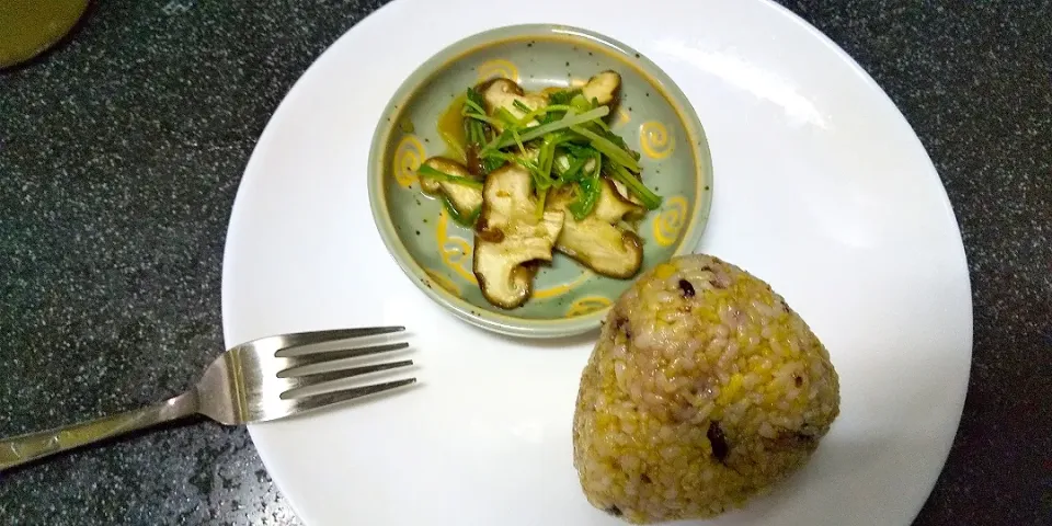 今日のお昼ご飯🎵その2(๑˃ᴗ˂)و♡十五穀米のおにぎり🍙椎茸と水菜の和え物☘️🌸🍴|内藤ひろみさん