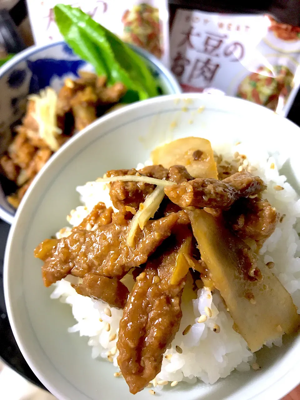 焼肉のタレＤＥ大豆のお肉しぐれ煮をご飯の上に盛る|シュトママさん