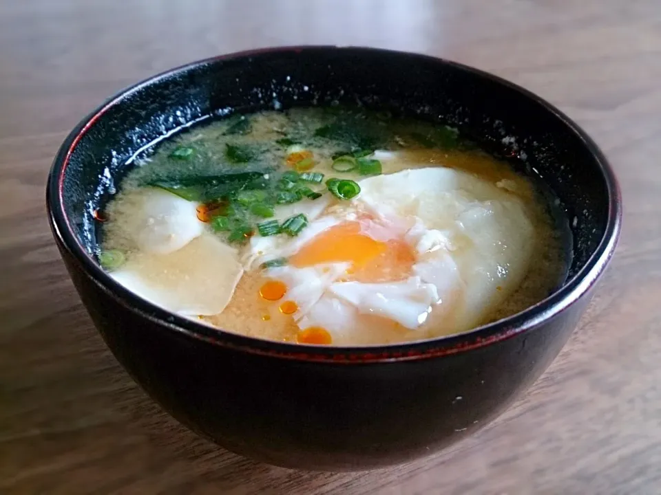 落とし卵のピリ辛お味噌汁|古尾谷りかこさん