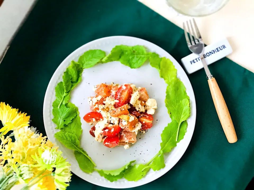 Snapdishの料理写真:サーモンと豆腐のサラダ🥗🥜🐟✨ ごま油と塩胡椒、少しのお醤油で味付け😊🍽|めぐぐさん