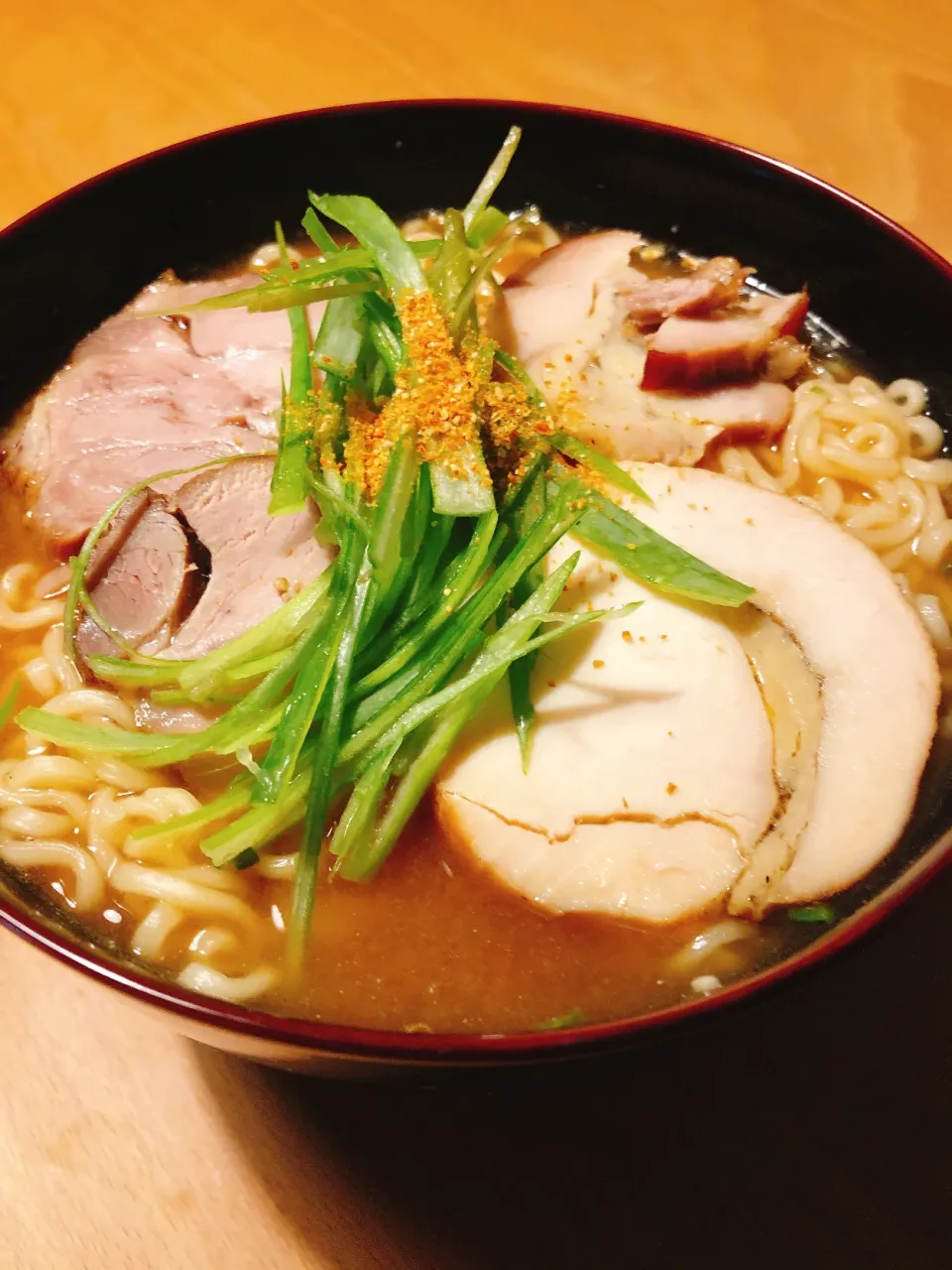 燻製ポークと燻製チキンとネギとアマニ油の味噌ラーメン|角康広さん