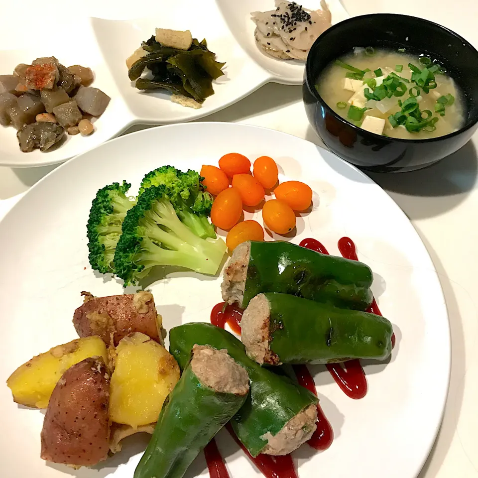 Snapdishの料理写真:丸ごとピーマン肉詰めの晩ごはん|りこでりこさん