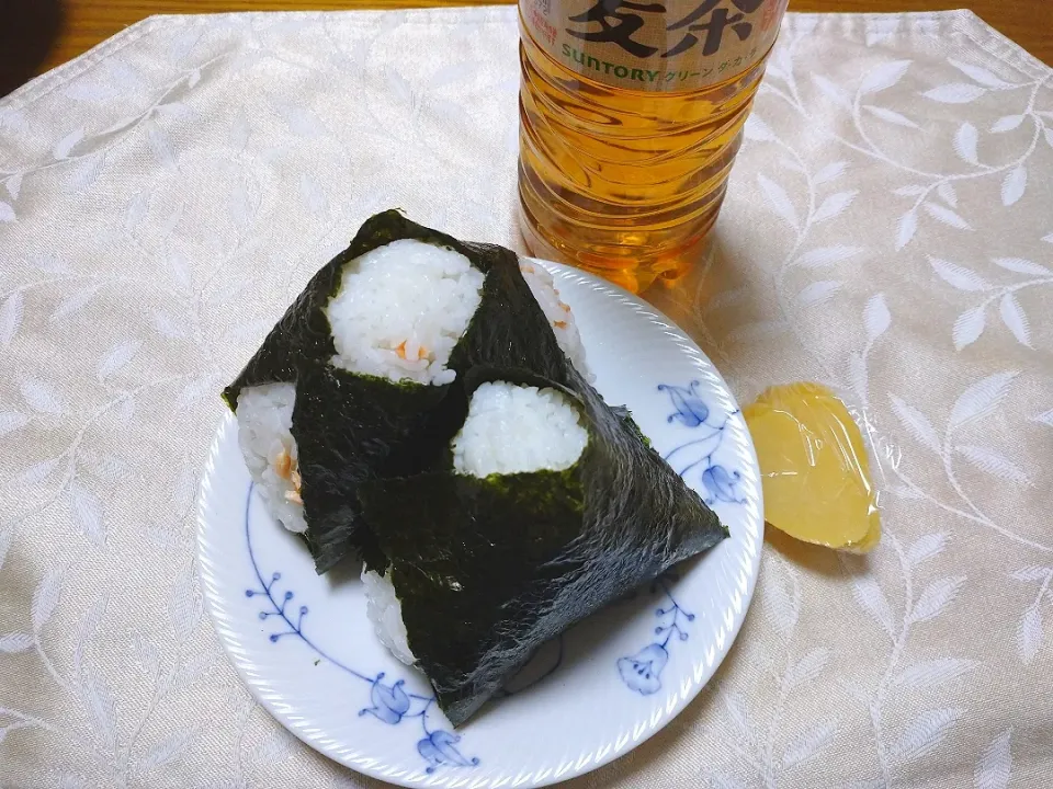 10/29の夜勤弁当
おにぎり🍙二種
塩鮭、明太子マヨ|卯月さん