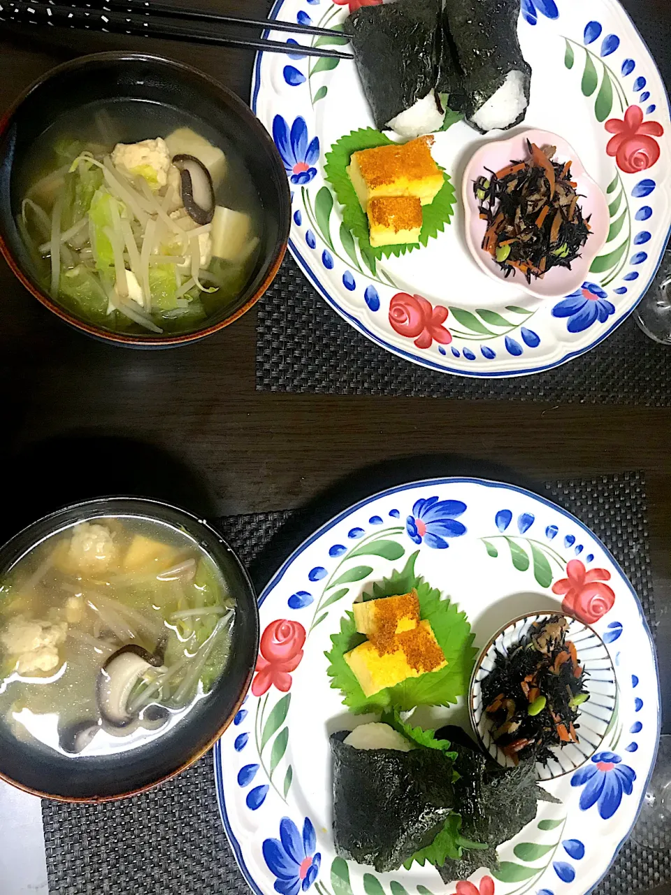 おにぎりの朝ごはん。中身は明太子、ごま昆布の佃煮と大葉。鶏団子と豆腐の中華スープ|ナタママさん