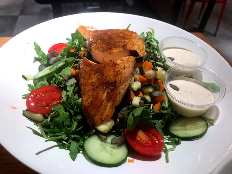 Apple arugula salad with grilled salmon|Sky Blueさん