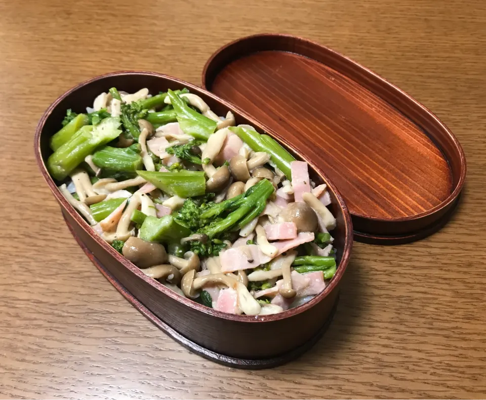 お弁当☆ベーコン、ぶなしめじ、茎ブロッコリーのマヨネーズ炒め丼。手抜き☆|やまさんさん