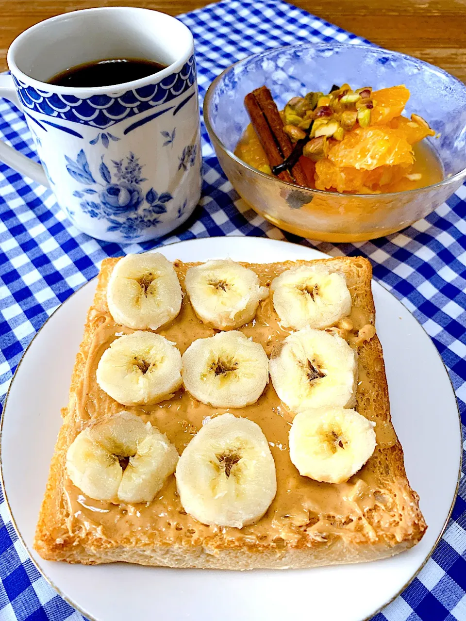 Snapdishの料理写真:バナナ🍌&ピーナッツバター🥜トースト🍞で朝ごはん🍴|❁︎na--na❁︎Nさん