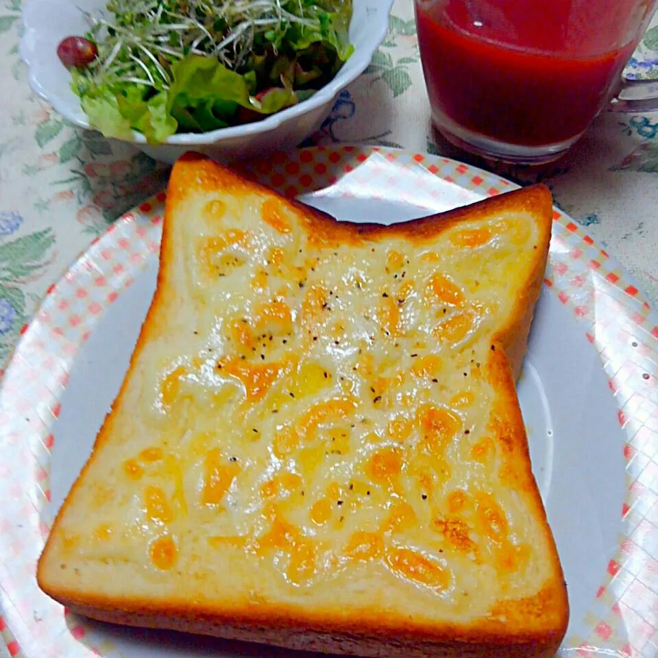 チーズトースト🍞セントルザベーカリーのプルマンに３種のチーズを乗せて|うたかた。さん