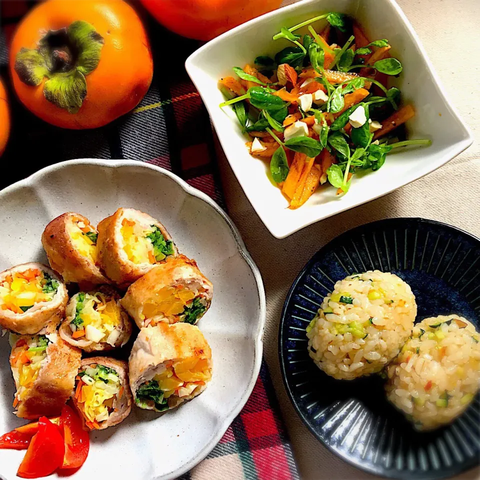 野菜たっぷりの肉巻き☺️✨ 柿を沢山頂いたので、豆苗と合わせてサラダ🥗に💕|めぐぐさん