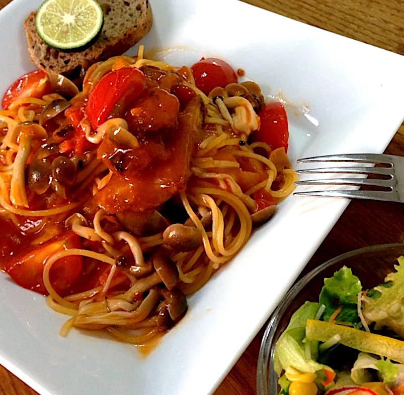 Snapdishの料理写真:お昼ごはん(トマトとキノコのパスタ)|ばくあんしゃさん