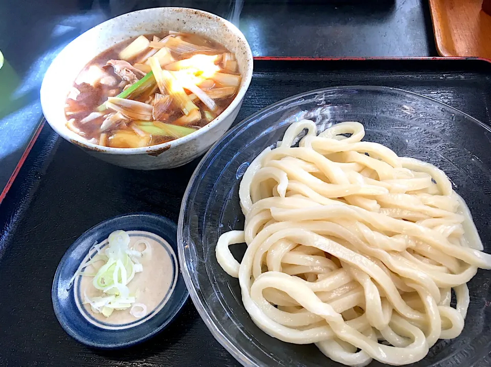 Snapdishの料理写真:ぶたネギ汁うどん(中)  つけ汁に味噌(赤味噌？)を使っているので武蔵野うどんにしては濃い目です。麺はツルツルもちもち系で美味い！|リフルシャッフルさん