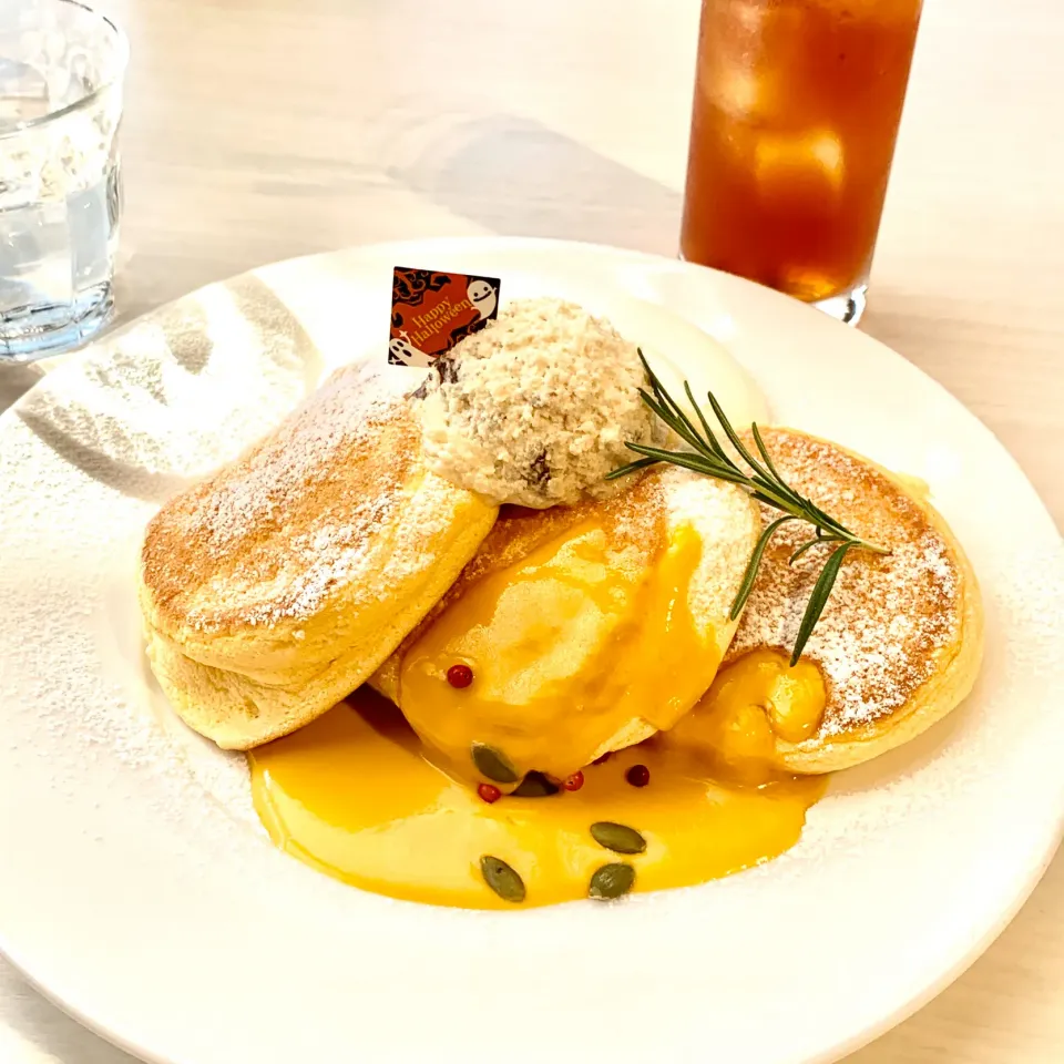 幸せのパンケーキ🥞de かぼちゃのパンケーキ 栗のレーズンバターのせ🌰🥞|ROSE & ROSEさん