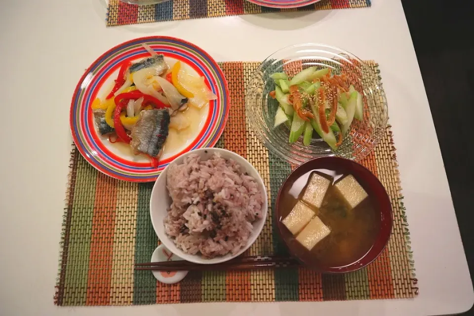 Snapdishの料理写真:今日の夕食 さんまの南蛮漬け、セロリとさきいかの和え物、雑穀米、高野豆腐とわかめの味噌汁|pinknari🐰🌈さん