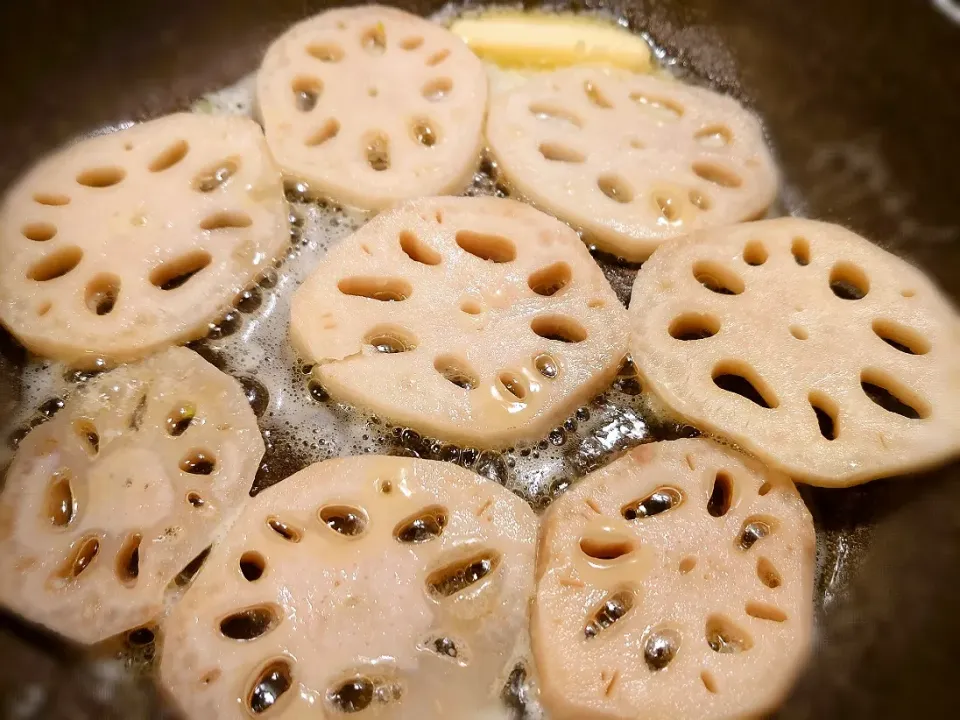 Snapdishの料理写真:蓮根のバター醤油焼き♪|yokoさん