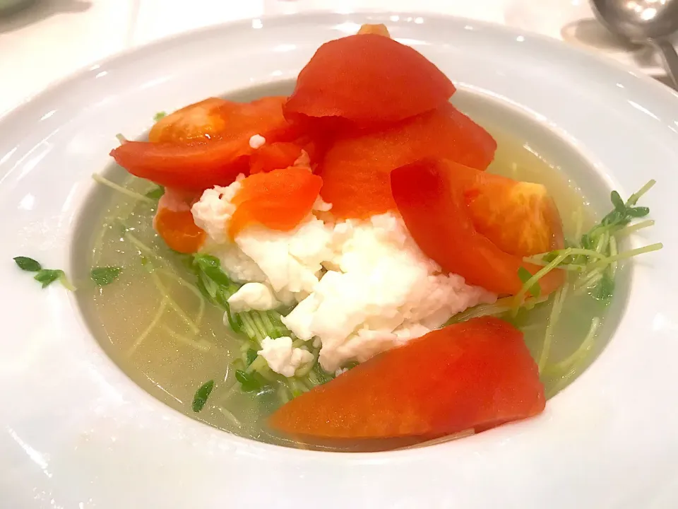 Poached pea sprouts, tomato and egg white|Sky Blueさん