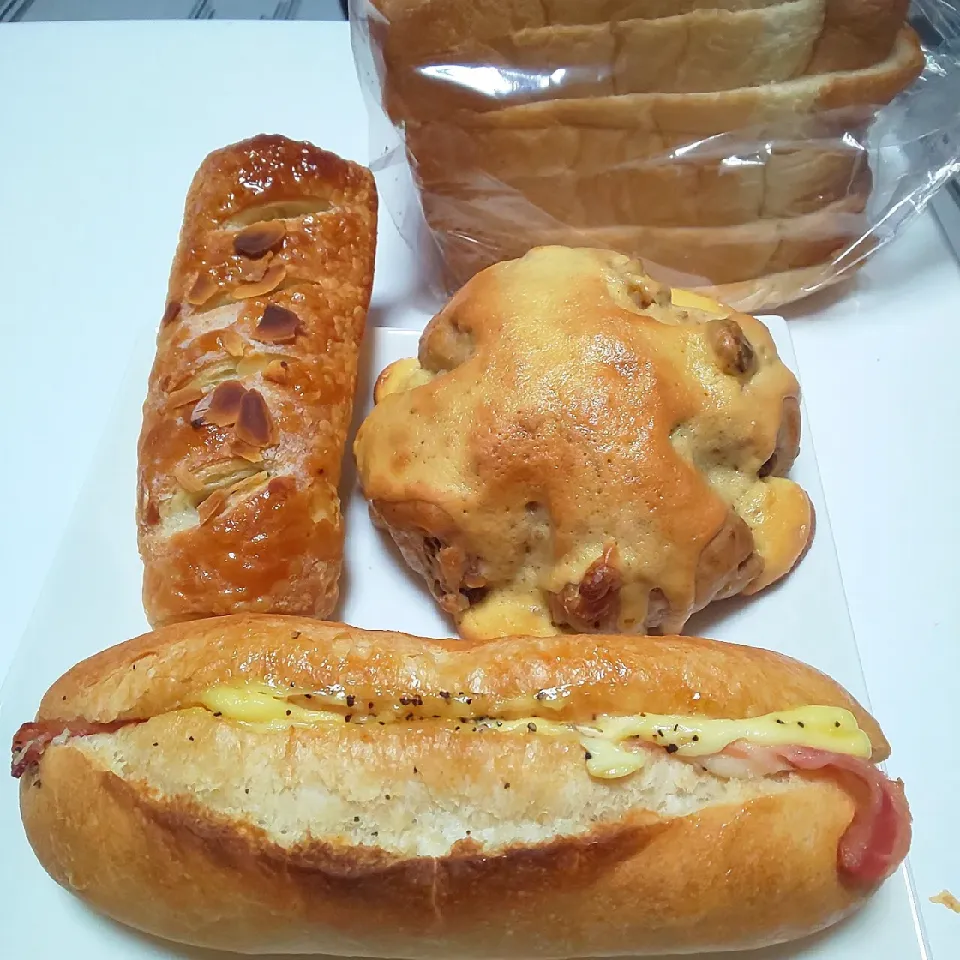 ポテトサラダの🥖
クルミメロンパン
チョコデニッシュ🥐|KIAさん