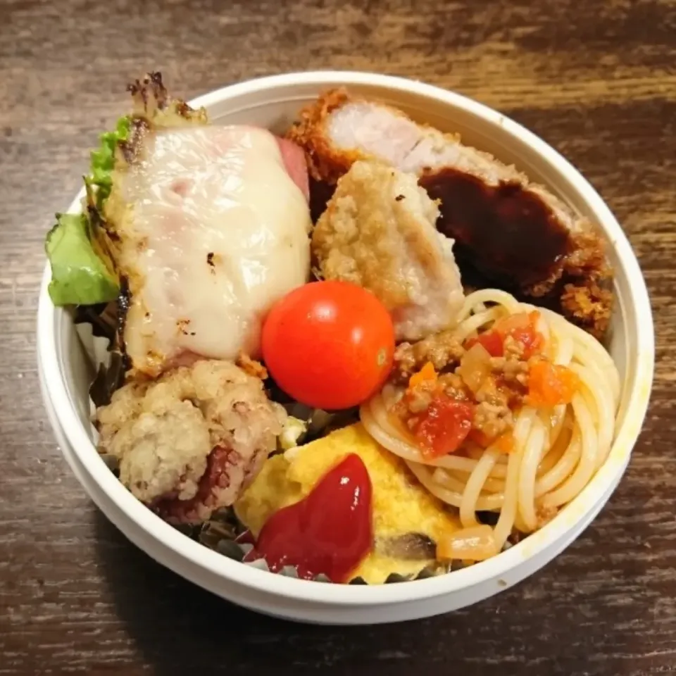 Snapdishの料理写真:今日のお弁当(*^_^*)
・とんかつ
・チーズハンバーグONベーコン
・チキンソテー
・オムレツ
・たこ天
・プチトマト

１日楽しくいきましょう(^_^)ﾉ|しーPaPaさん