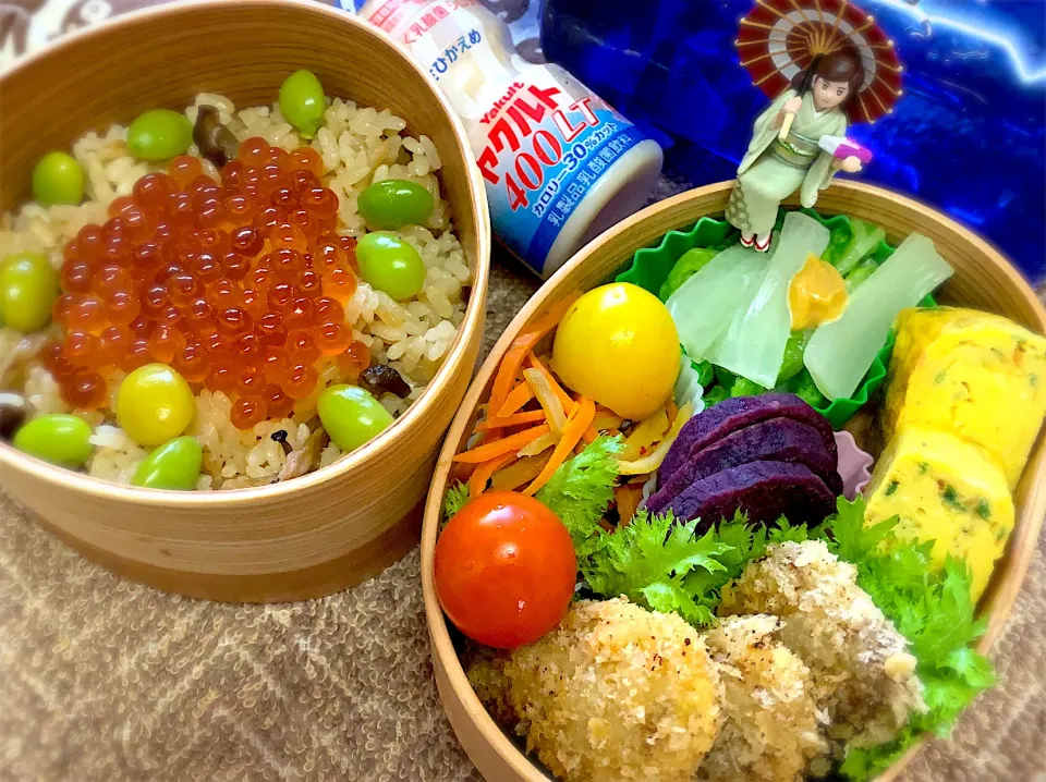 五目炊き込みいくらご飯&銀杏&マグロ🐟の漬けフライ&花エビ🦐とワケギの出汁巻き玉子&人参🥕とブロッコリー🥦茎のきんぴら&紫芋のバター炒め&白菜のお浸し&わさび菜&プチトマト🍅の桃実お弁当♪|桃実さん