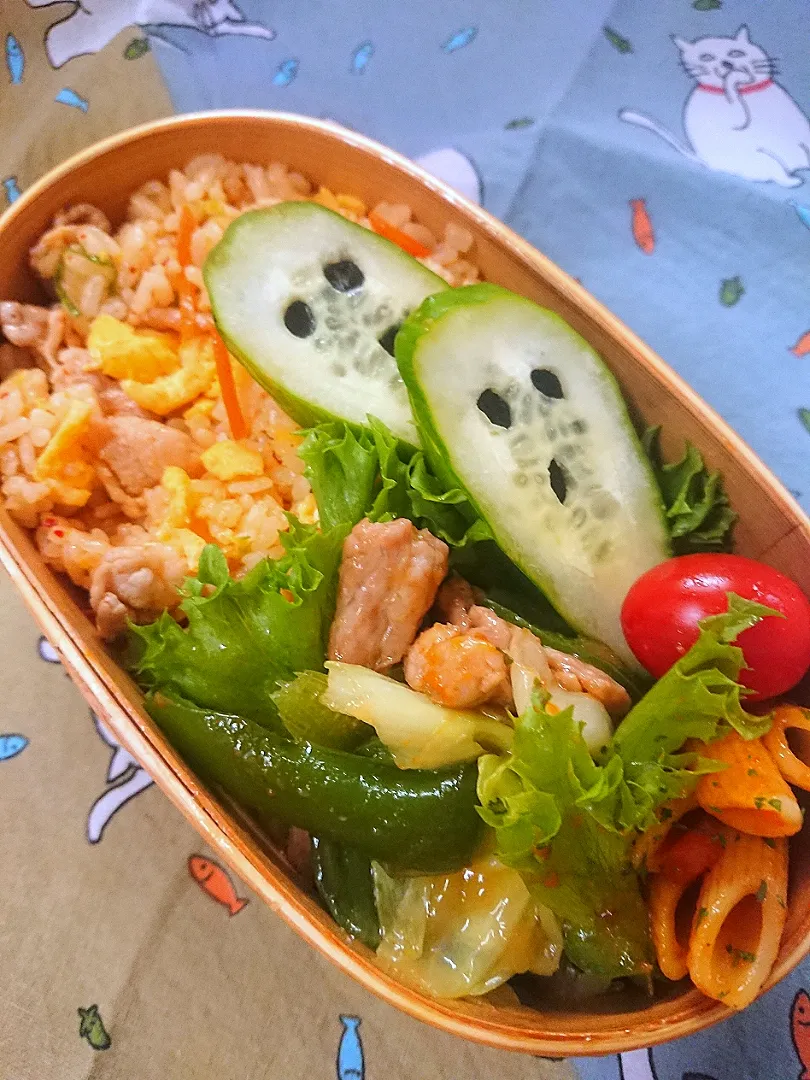 Snapdishの料理写真:⋆*👻豚キムチチャーハンの弁当👻*⋆

胡瓜でオバケちゃん風👻
わかってくれるかな^^; ww

ちょっとだけHalloween弁当|クロ母さんさん