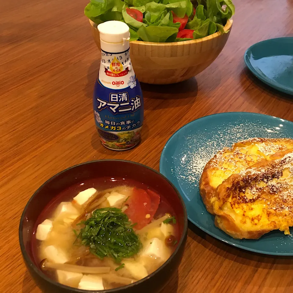 トマトと豆腐と茶えのきの味噌汁とフレンチトースト|くろあおさん