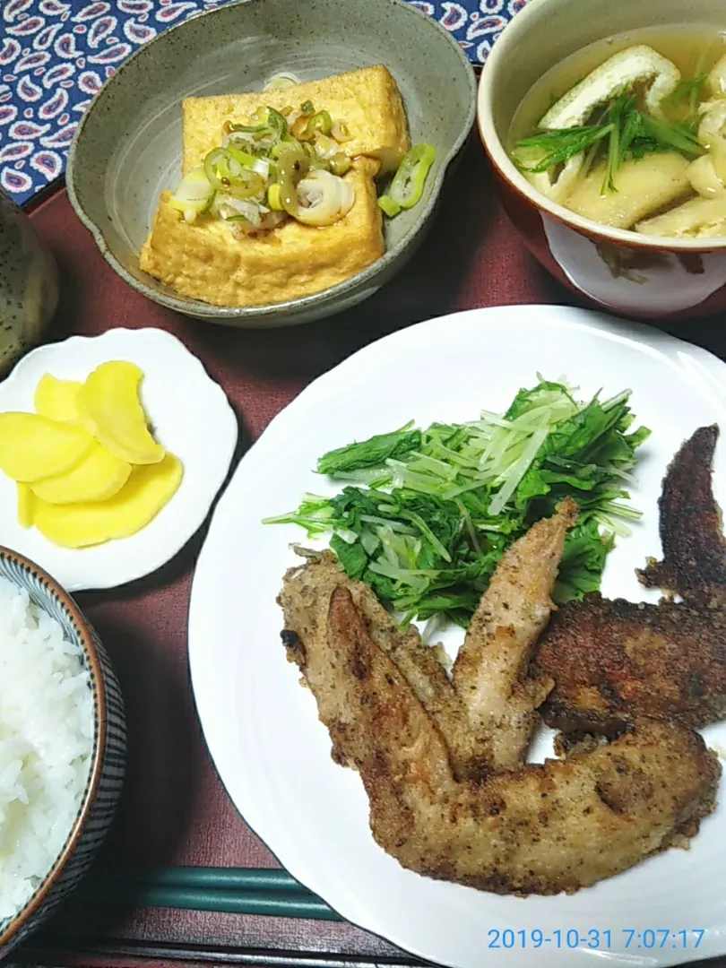 よねばーばの朝ごはん
鳥手羽先唐揚げ、水菜添え
あげの味噌汁
厚揚げ
たくわん、ご飯|yoneばーばさん