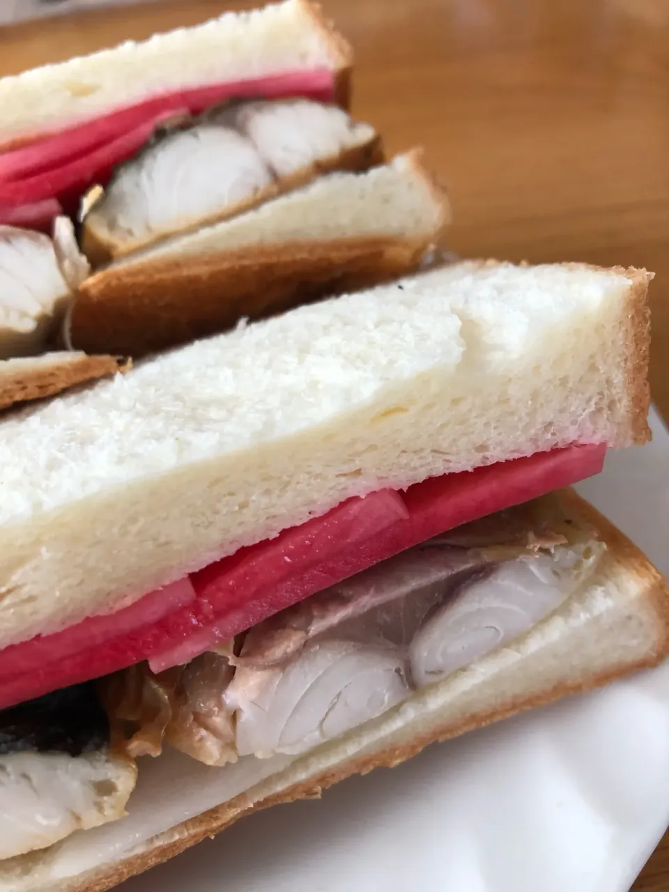 紅芯大根の甘酢漬けと焼き塩サバのサンドウィッチ🥪|レナコさん